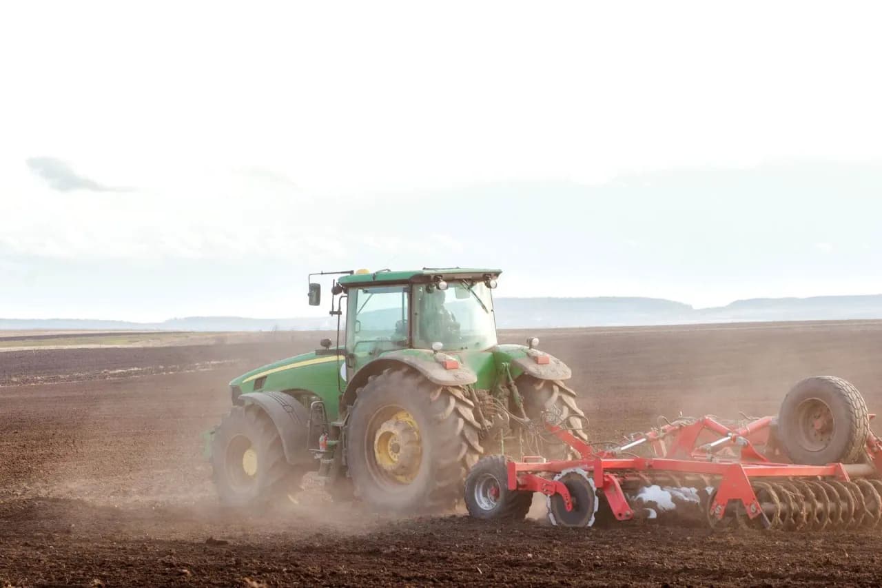 Ile kosztuje przepisanie ziemi rolnej u notariusza? Sprawdź, co wpływa na ceny